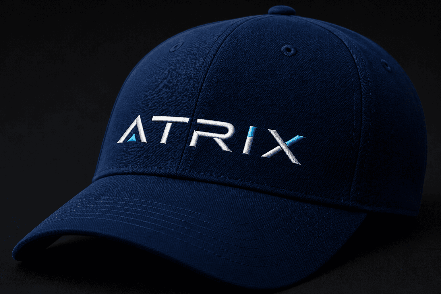 Detalle de marca ATRIX en gorra